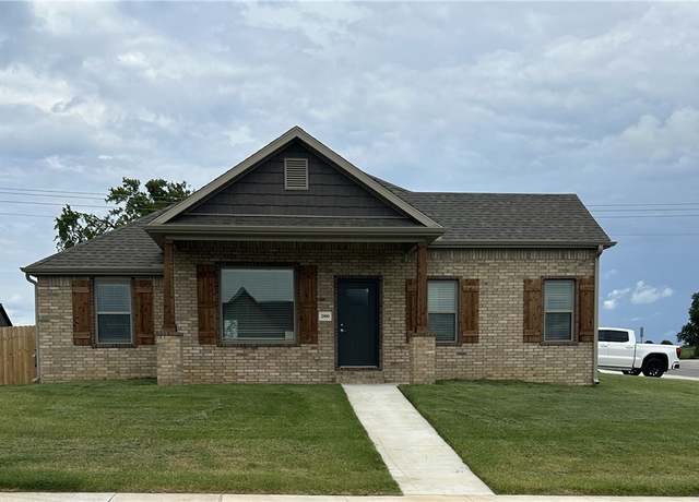 Property at 2000 Dobbs St, Pea Ridge, AR 72751, 4 beds, 2 baths