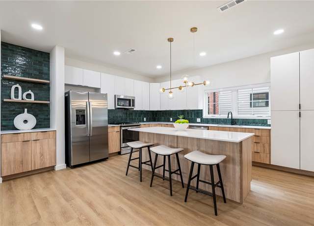 Property at 927 SE 10th St, Bentonville, AR 72712, 2 beds, 2.5 baths