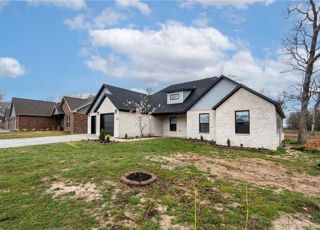 Property at 1392 Crawford St, Gentry, AR 72734, 4 beds, 3 baths