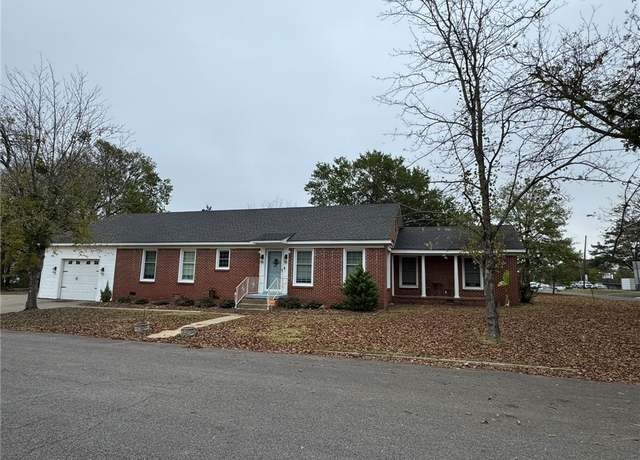 Property at 114 W 8th St, Russellville, AR 72801, 3 beds, 2.5 baths