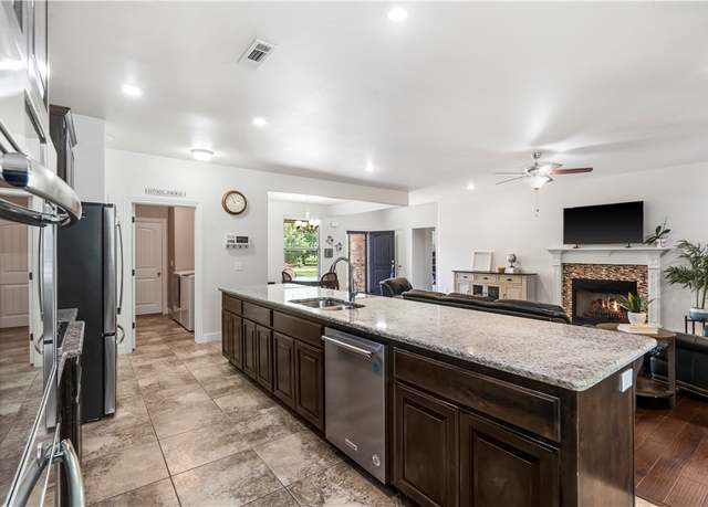 Property at 4407 W Meadow Oaks Dr, Rogers, AR 72758, 4 beds, 3 baths