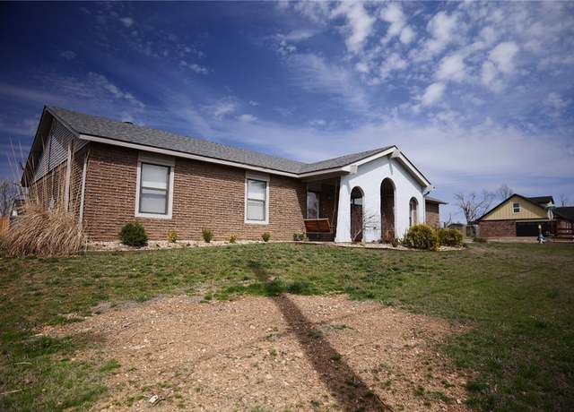 Property at 2601 Oak St, Rogers, AR 72758, 6 beds, 3 baths