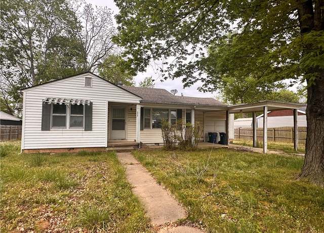 Property at 305 SE Henry St, Bentonville, AR 72712, 3 beds, 1 bath