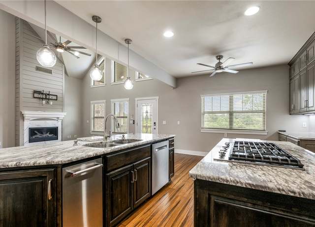 Property at 21823 Friendship View Dr, Springdale, AR 72764, 4 beds, 3.5 baths