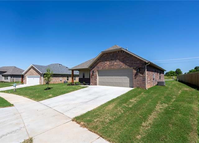 Property at 28 W Gilpin St, Farmington, AR 72730, 3 beds, 2 baths