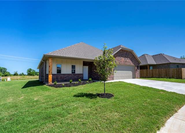 Property at 28 W Gilpin St, Farmington, AR 72730, 3 beds, 2 baths