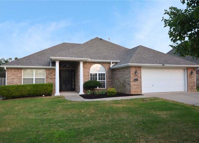 Property at 2303 N Cornwall Ave, Fayetteville, AR 72704, 3 beds, 2 baths