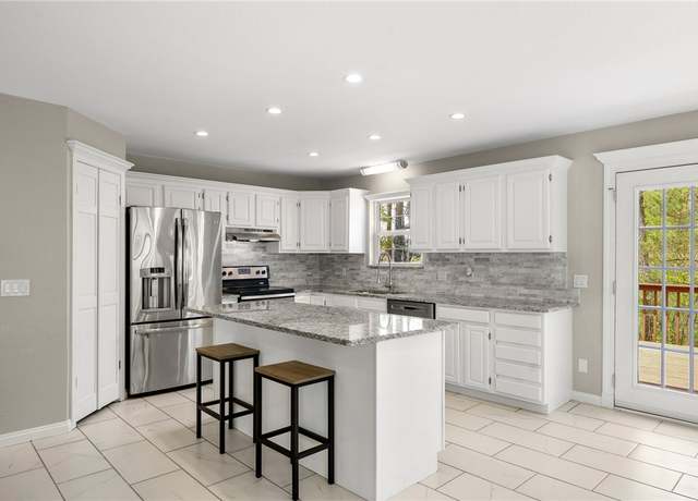 Property at 15957 Hickory Dr, Rogers, AR 72756, 4 beds, 3 baths