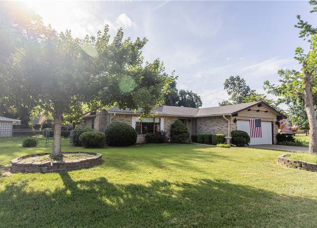 Property at 2815 W Highland Dr, Rogers, AR 72756, 3 beds, 2 baths