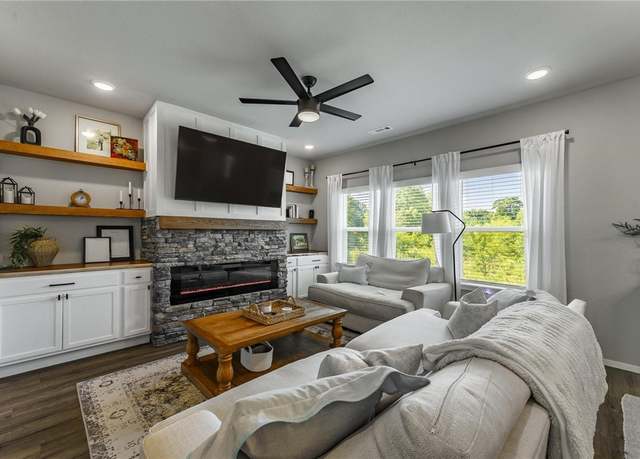 Property at 901 E Sparrow Cir, Fayetteville, AR 72701, 4 beds, 2.5 baths