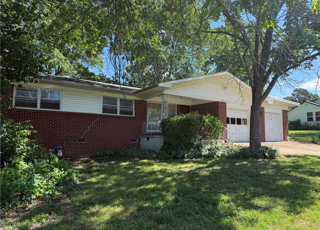 Property at 208 Mountain Ave, Berryville, AR 72616, 3 beds, 1.5 baths