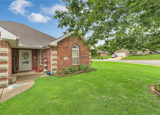Property at 510 Warrick Way, Centerton, AR 72719, 3 beds, 2 baths