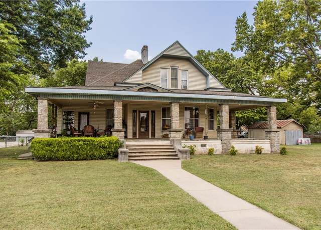 Property at 716 S Washington St, Siloam Springs, AR 72761, 5 beds, 2 baths