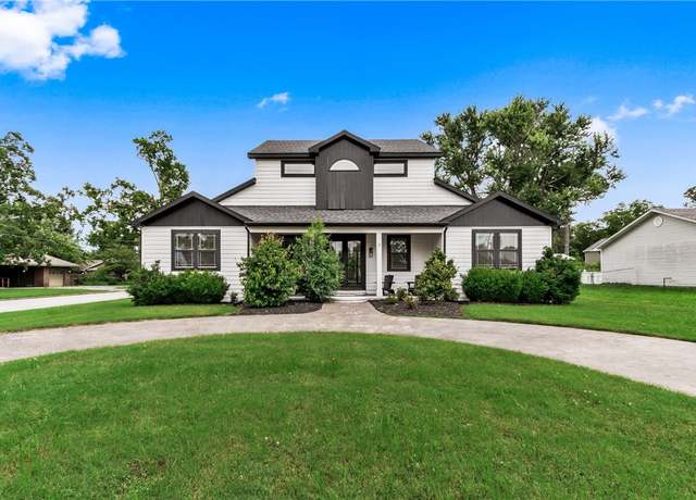 Property at 212 NW G St, Bentonville, AR 72712, 3 beds, 2.5 baths