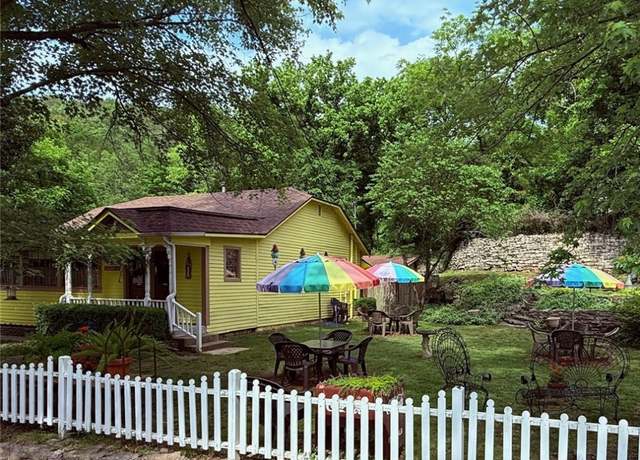 Property at 273 N Main St, Eureka Springs, AR 72632, 1 bed, 2 baths