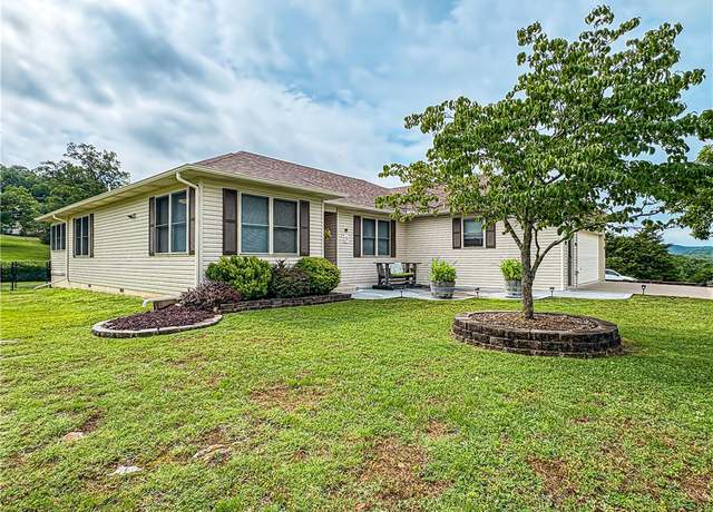 Property at 3 Horseshoe Dr, Holiday Island, AR 72631, 3 beds, 2.5 baths