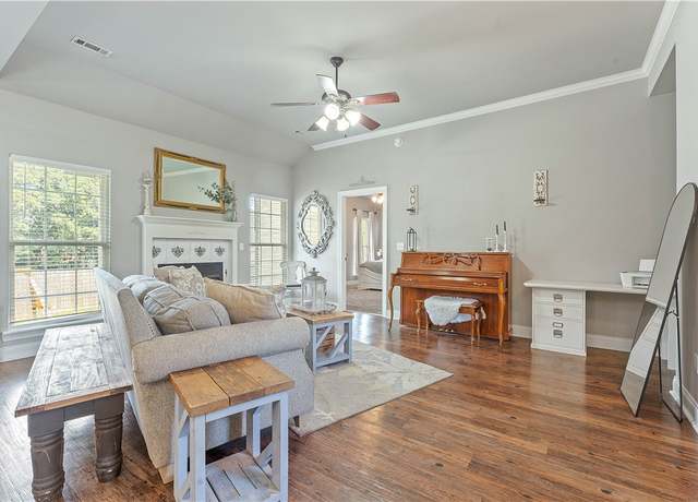Property at 706 Woodland St, Centerton, AR 72719, 3 beds, 2 baths