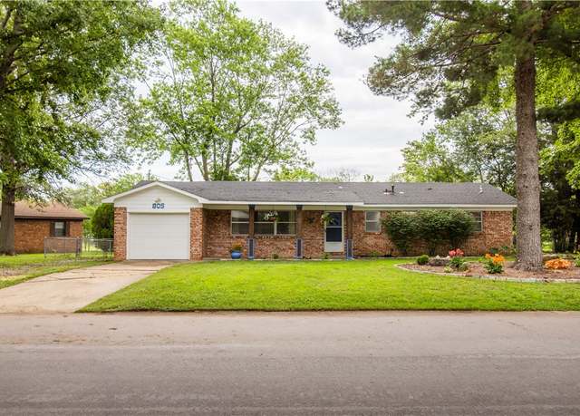 Property at 805 S Oak Hill St, Siloam Springs, AR 72761, 3 beds, 1.5 baths
