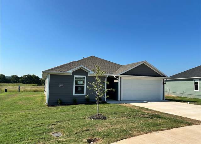 Property at 1020 Rently St, Prairie Grove, AR 72753, 3 beds, 2 baths