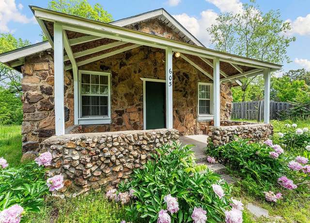 Property at 605 E Hilltop Dr, Rogers, AR 72756, 2 beds, 1 bath