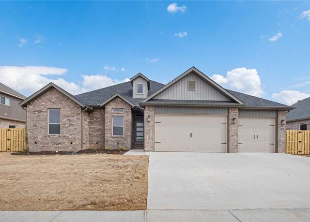 Property at 2100 Charles St, Pea Ridge, AR 72751, 4 beds, 2.5 baths