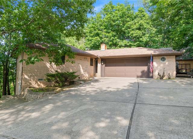 Property at 3 Summit Dr, Holiday Island, AR 72631, 2 beds, 2 baths