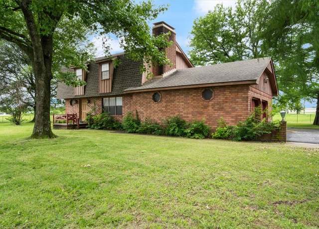 Property at 1218 E Kenwood St, Siloam Springs, AR 72761, 3 beds, 2.5 baths