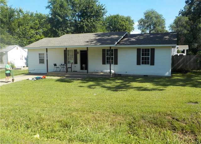 Property at 108 NE Boston St, Gravette, AR 72736, 3 beds, 1.5 baths