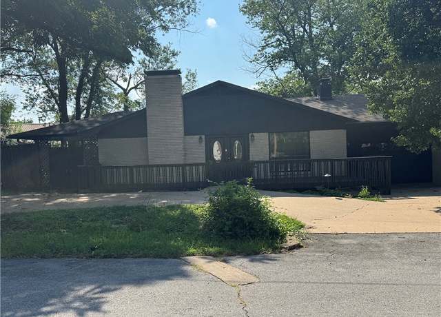 Property at 110 N Gunter St, Siloam Springs, AR 72761, 3 beds, 2 baths