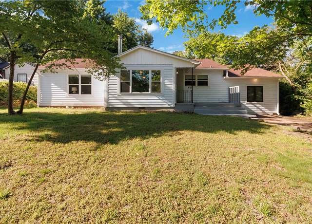 Property at 805 E Jackson Dr, Fayetteville, AR 72701, 3 beds, 2 baths