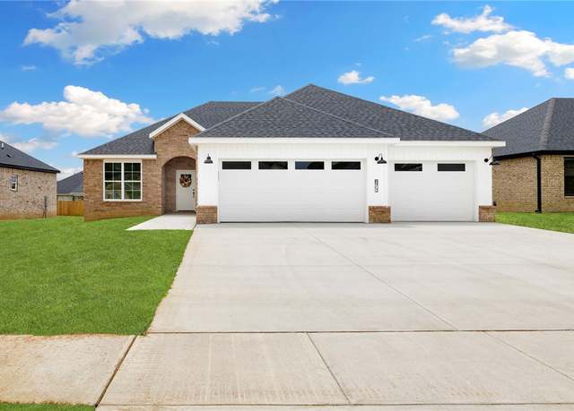 Property at 871 E Buchanan St, Prairie Grove, AR 72753, 3 beds, 2 baths