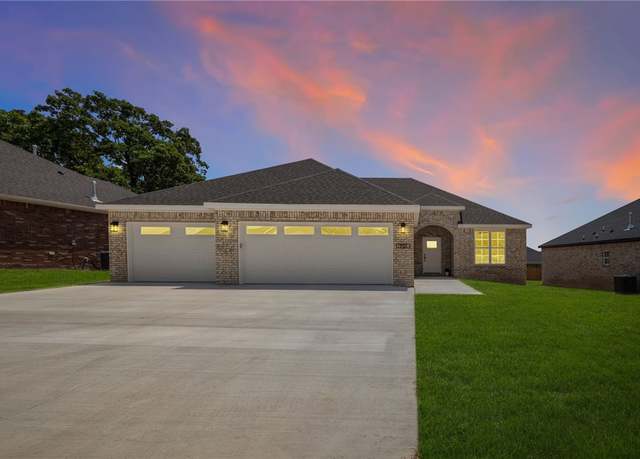 Property at 901 E Buchanan St, Prairie Grove, AR 72753, 3 beds, 2 baths