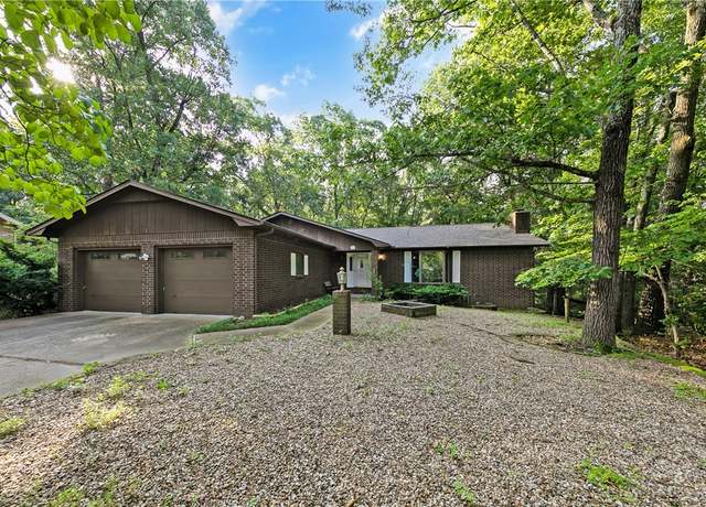Property at 8 Merritt Ln, Bella Vista, AR 72714, 3 beds, 3.5 baths