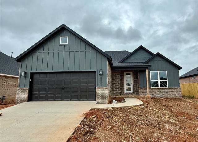 Property at 1812 Edwards St, Pea Ridge, AR 72751, 4 beds, 2 baths