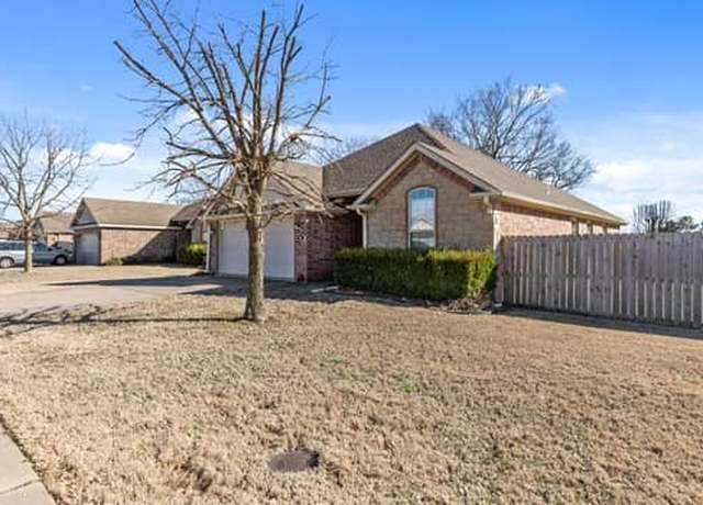 Property at 100 E Laurel Ave, Rogers, AR 72758, 3 beds, 2 baths