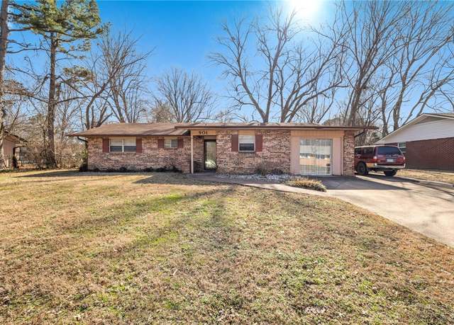 Property at 901 Bel Air Dr, Fayetteville, AR 72703, 3 beds, 1.5 baths