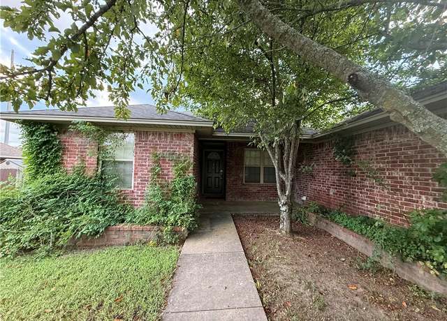 Property at 216 Ashbrook Ln, Russellville, AR 72802, 3 beds, 2 baths
