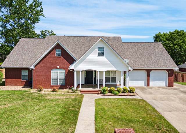 Property at 2314 W 7th St, Russellville, AR 72801, 4 beds, 3.5 baths
