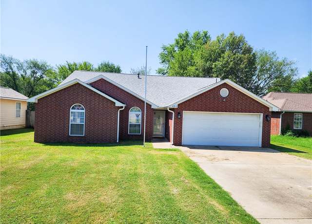 Property at 402 Greenwood Pl, Siloam Springs, AR 72761, 4 beds, 2 baths