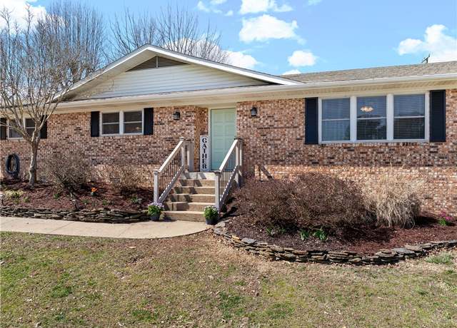 Property at 1008 Eugene St, Harrison, AR 72601, 3 beds, 2 baths