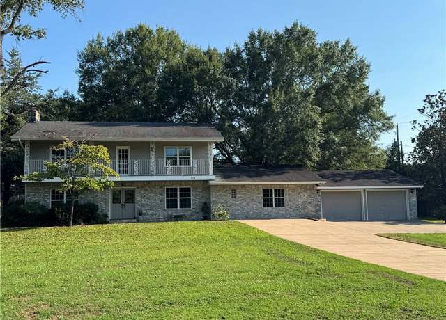 Property at 213 N Shore Dr, Russellville, AR 72802, 4 beds, 3.5 baths