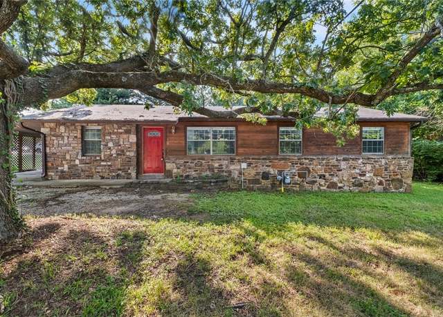 Property at 1740 Gregg Ave, Fayetteville, AR 72703, 4 beds, 2 baths