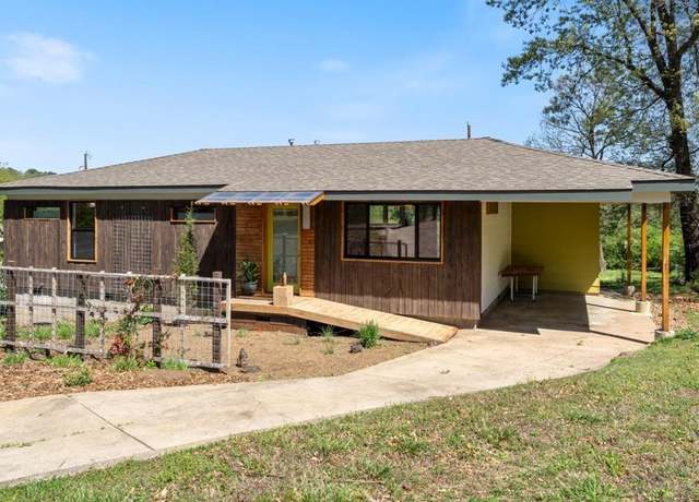 Property at 1800 W Arrowhead St, Fayetteville, AR 72701, 2 beds, 2 baths