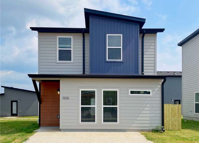 Property at 1010 Indiana Ave, Bentonville, AR 72713, 3 beds, 2 baths