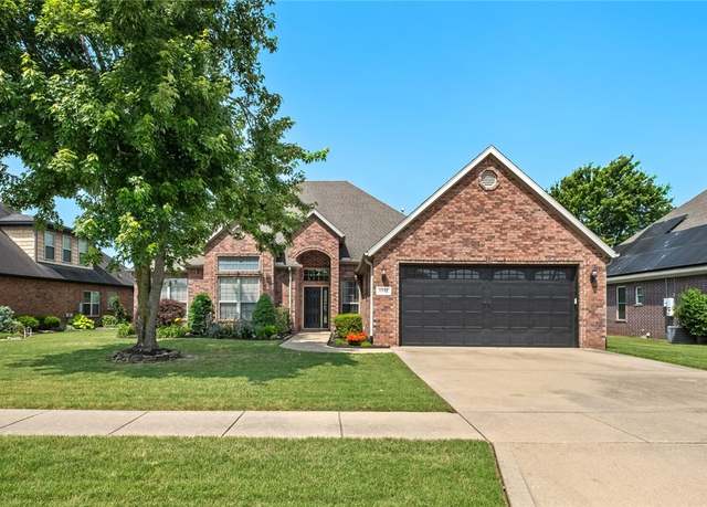 Property at 1927 S Pumpkin Ridge Dr, Fayetteville, AR 72701, 4 beds, 2.5 baths