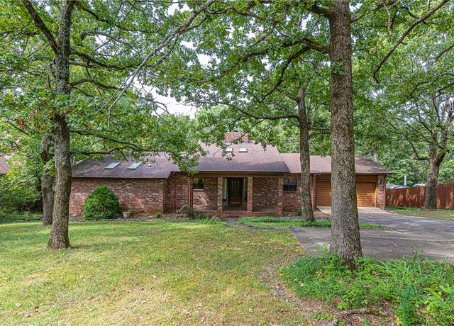 Property at 687 N Cliffside Dr, Fayetteville, AR 72701, 3 beds, 2 baths