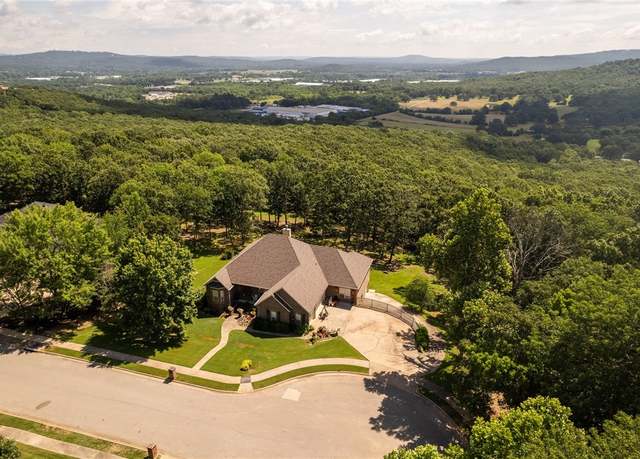 Property at 492 E Fairway Ln, Fayetteville, AR 72701, 6 beds, 4.5 baths