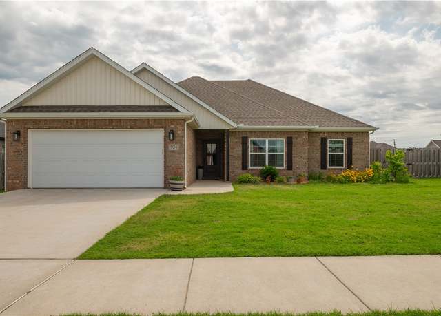 Property at 924 Laux Ln, Pea Ridge, AR 72751, 4 beds, 2 baths