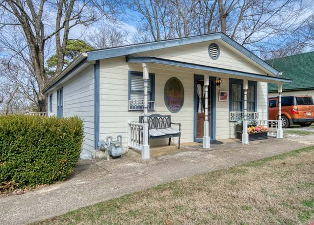 Property at 9 Summit St, Eureka Springs, AR 72632, 2 beds, 2 baths