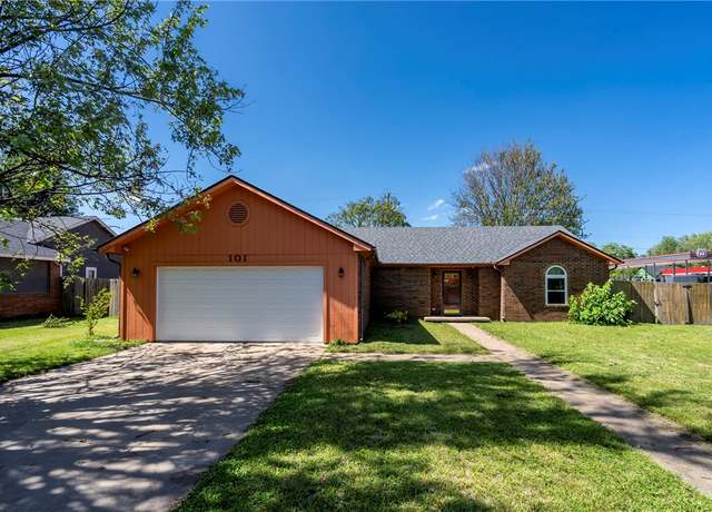 Property at 101 Glenwood Pl, Siloam Springs, AR 72761, 3 beds, 2 baths